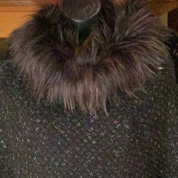 Steve Madden faux fur black weaved poncho Sz. OSFA - Picture 6 of 7